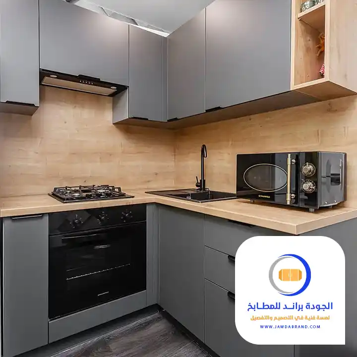 مطابخ المنيوم رمادي مع لمسة خشابية بتصميم حديث في الرياض