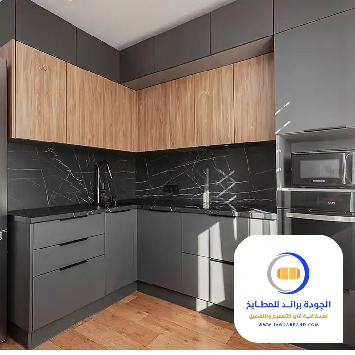 مطبخ المنيوم رمادي مع سطح وخلفية خشابية بتصميم حديث في الرياض